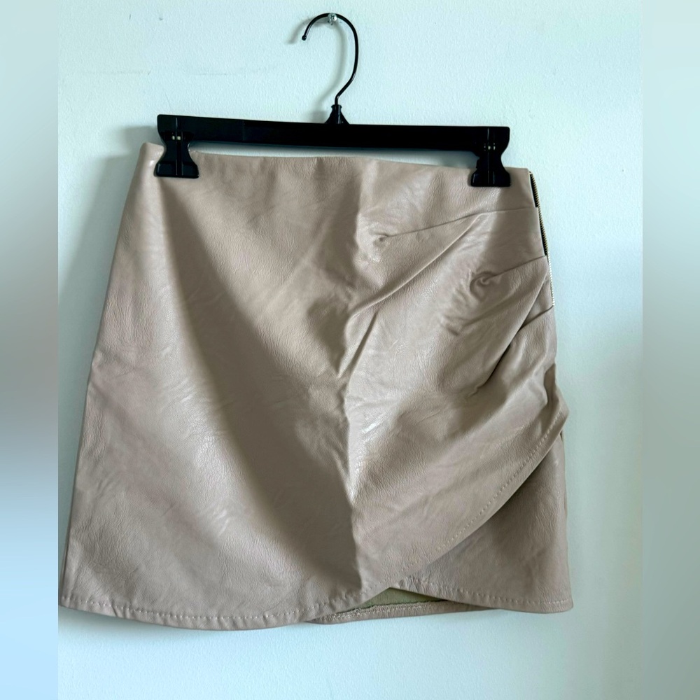 Seashell Faux Leather Mini Skirt, S